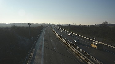 Foto einer vierspurigen Autobahn bei dämmerndem Licht