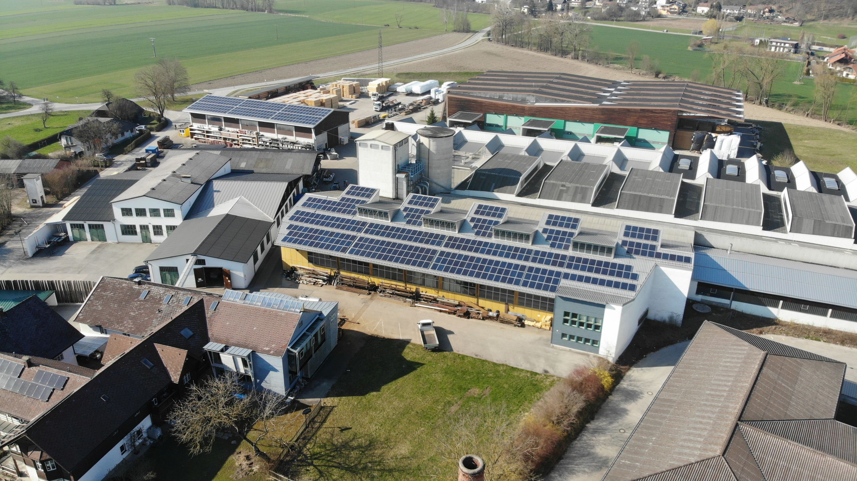 Luftaufnahme eines Fabrikgeländes