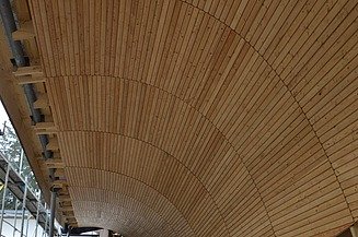 Foto von der Innenansicht einer Rennschlittenbahn mit Holzüberdachung.       