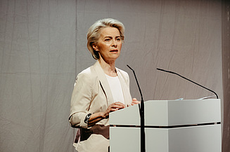 Foto von Ursula von der Leyen die eine Rede hält. 