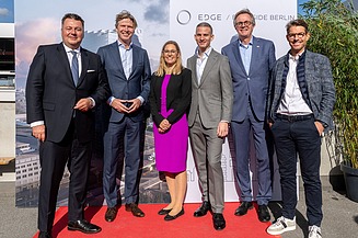 Foto von mehreren Personen die freundlich schauen.