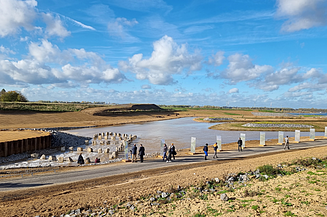 Foto von Wasserbausteinen im neuen Mündungsbett, der Himmel ist leicht bewölkt