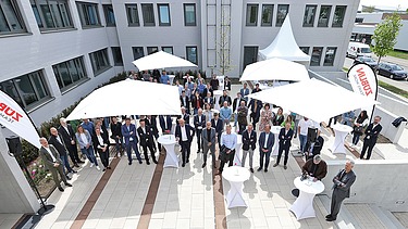 Luftaufnahme von den Mitarbeitern bei der Einweihung des ZÜBLIN-Standort Neu-Ulm.