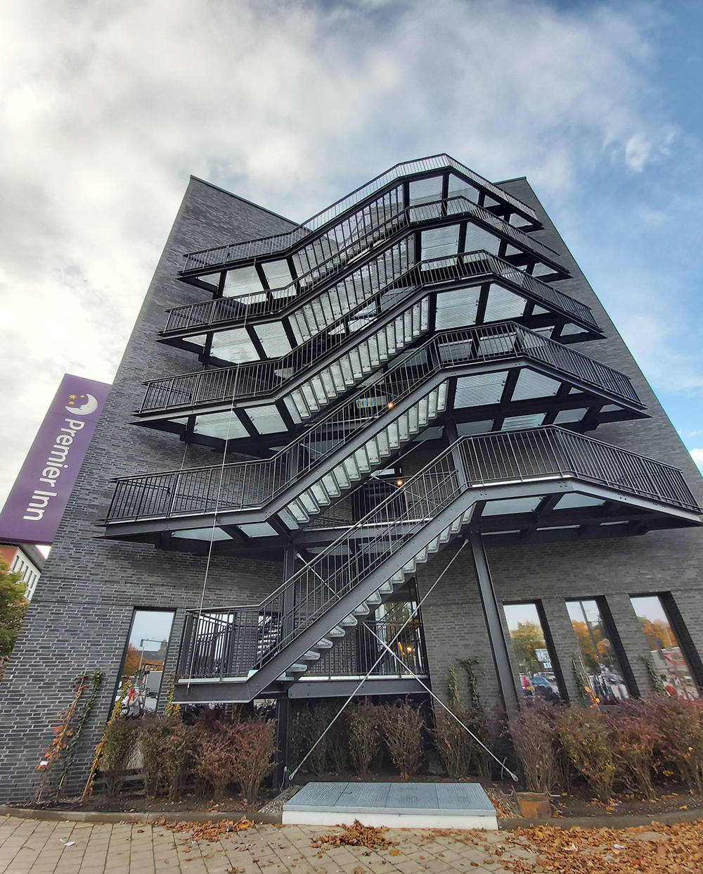 Foto von der Außenwand eines Hotels mit Blick auf die Feuerleiter.