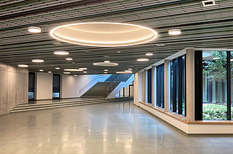 Foto von dem Foyer des modernen Bildungscampusses Innerfavoriten, in der Decke ist ein rundes Fenster
