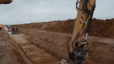 Photo of an excavator on a building site. 
