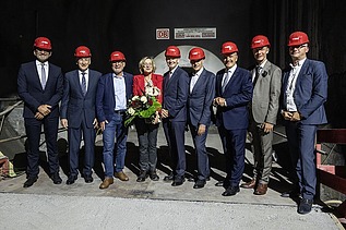 Foto von mehreren Personen mit roten Helmen in einem Tunnel