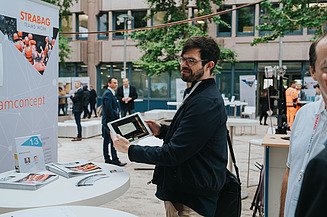 Foto von mehreren Personen im Freien vor einem Bürogebäude