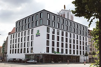 Foto vom Hotel HolidayInn Express, mit Blick von der Straße.   