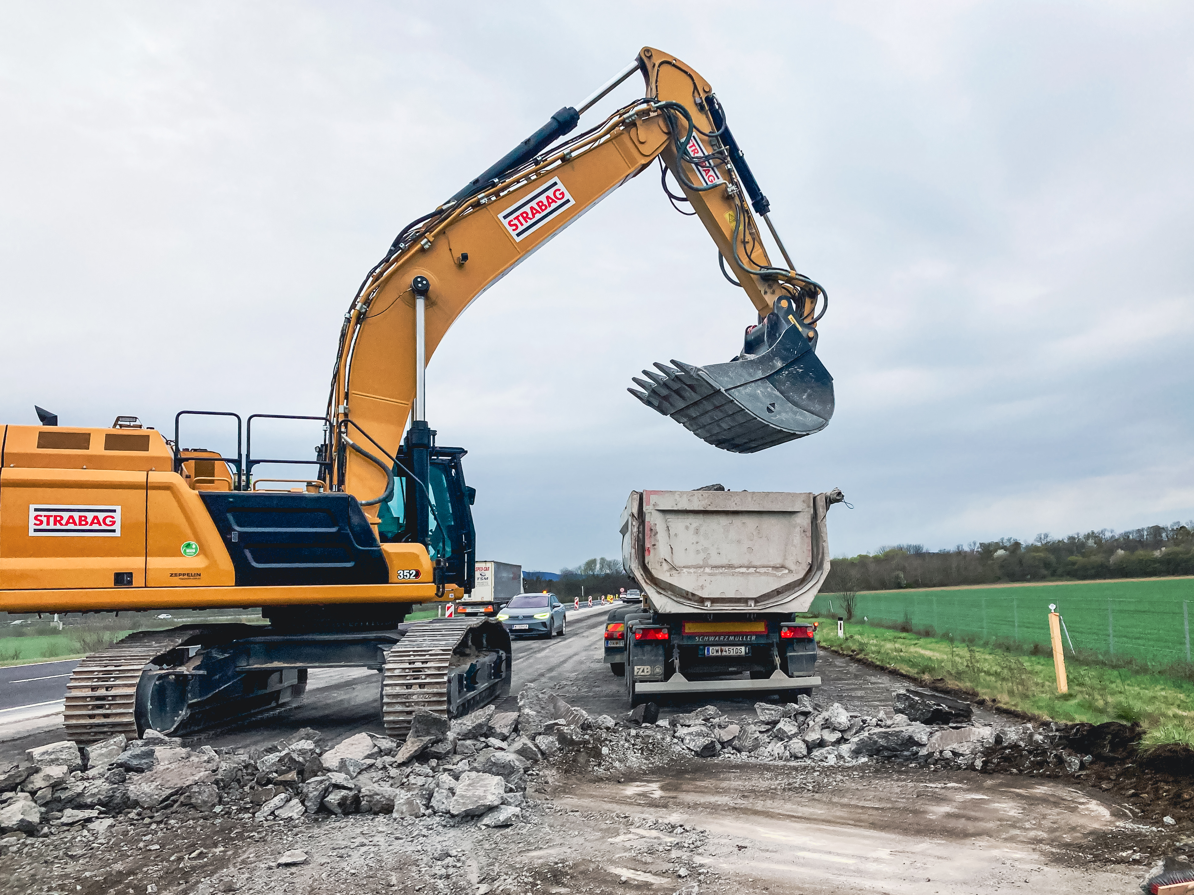 Foto von einem Bagger bei der Sanierung der Südautobahn in Österreich