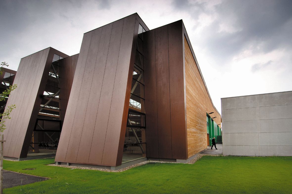 Foto einer Fertigungshalle in Holzbauweise, in der Seitenansicht