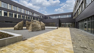 Foto von Innenhof des Bertolt-Brecht-Schulzentrum in Nürnberg.