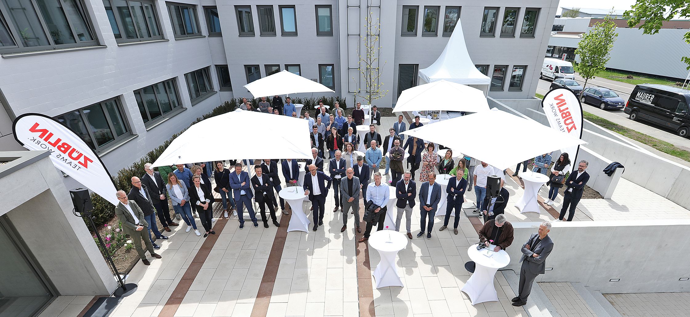 Luftaufnahme von den Mitarbeitern bei der Einweihung des ZÜBLIN-Standort Neu-Ulm.