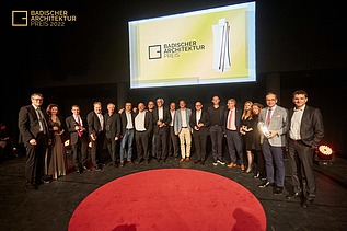 Foto von der Preisverleihung des BADAP 2019. Mehrere Personen stehen auf einer Bühne im Halbkreis. 