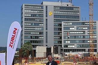 Foto von einer Rede von einem Mann im Anzug.     