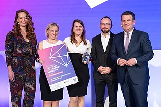 Foto von mehren schick gekleideten Personen die freundlich schauen. 