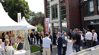 Foto von einer Feier zur Eröffnung des neuen Standortes in Kiel