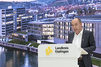 Fotoaufnahme während des Grußworts bei der Eröffnungsfeier des Landratsamts Esslingen