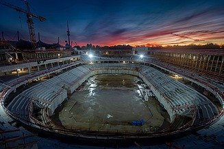 Luftaufnahme von der Baustelle der multifunktionalen Sportarena SAP Garden im Münchener Olympiapark, bei Sonnenaufgang. 