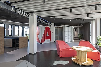 Foto vom Neubau des Innovation Center am ZÜBLIN-Campus in Stuttgart von innen.  