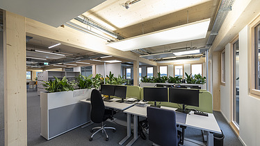 Büroräume mit Blick auf die Schreibtische in der ZÜBLIN Timber Zentrale in Aichach.