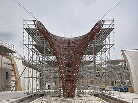 Ein Foto von der Baustelle von Stuttgart 21. Aufgebaut ist ein großes Gerüst, dass den Kelchstützenfuß bewehren soll.  