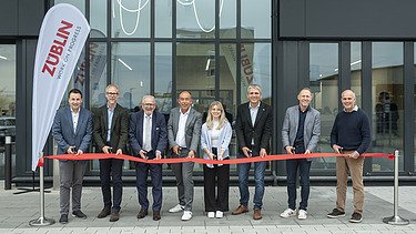 Feierlich wird das Einweihungsband vor der Neue ZÜBLIN Timber Zentrale in Aichach zerschnitten .