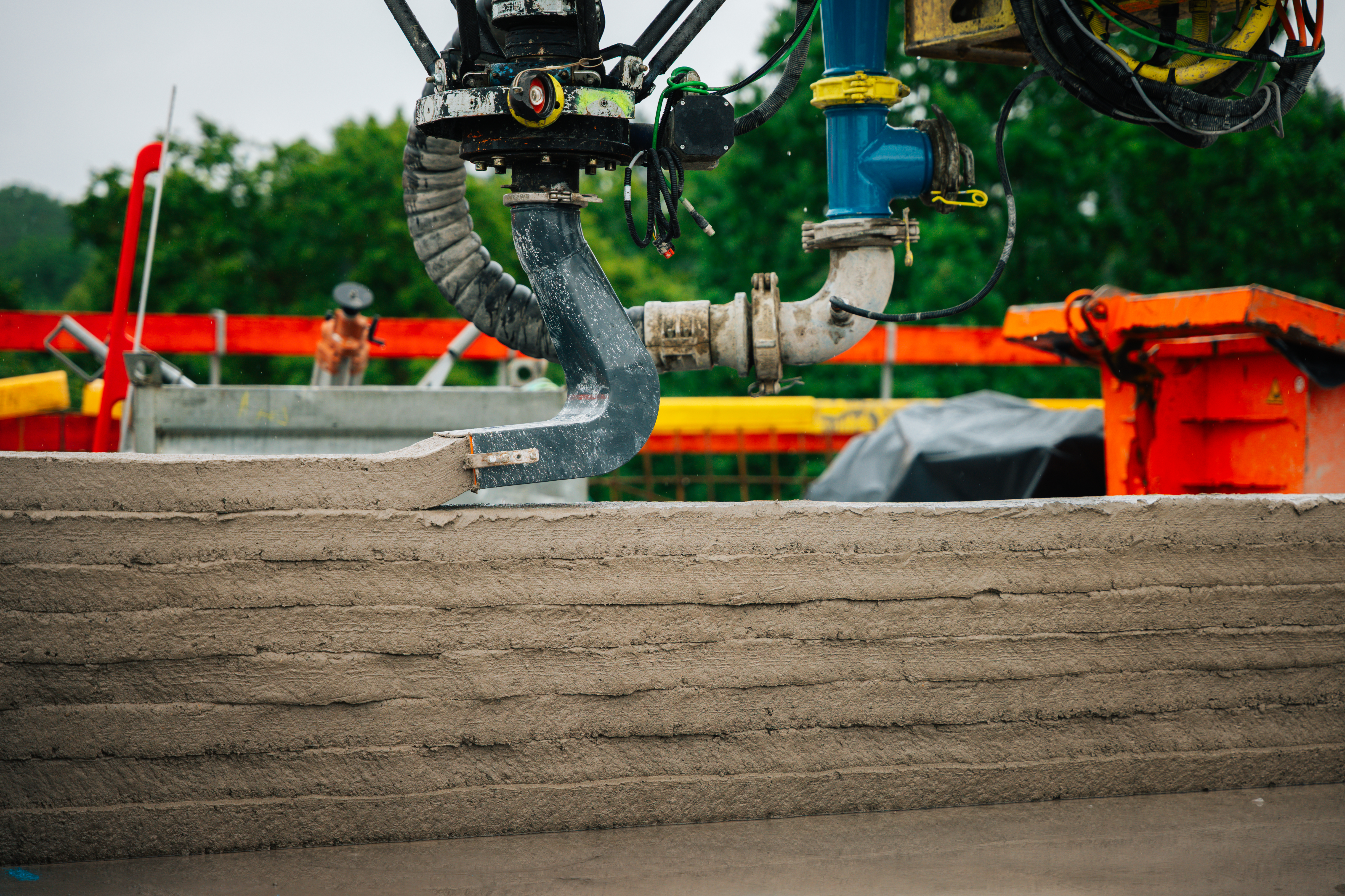 Foto eines automatisch gesteuertem Mastausleger des Betondruckers Instatiq P1