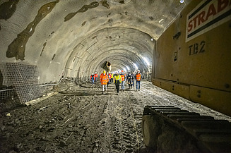 Foto von einer Tunnelröhre in der mehrere Personen durchspazieren