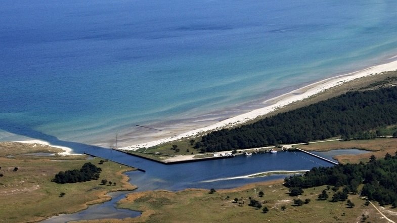 Luftaufnahme von einer Küste mit Wasserauffangbecken.