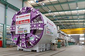 Foto der Tunnelvortriebsmaschine bei der Werksabnahme im Jänner 2024.