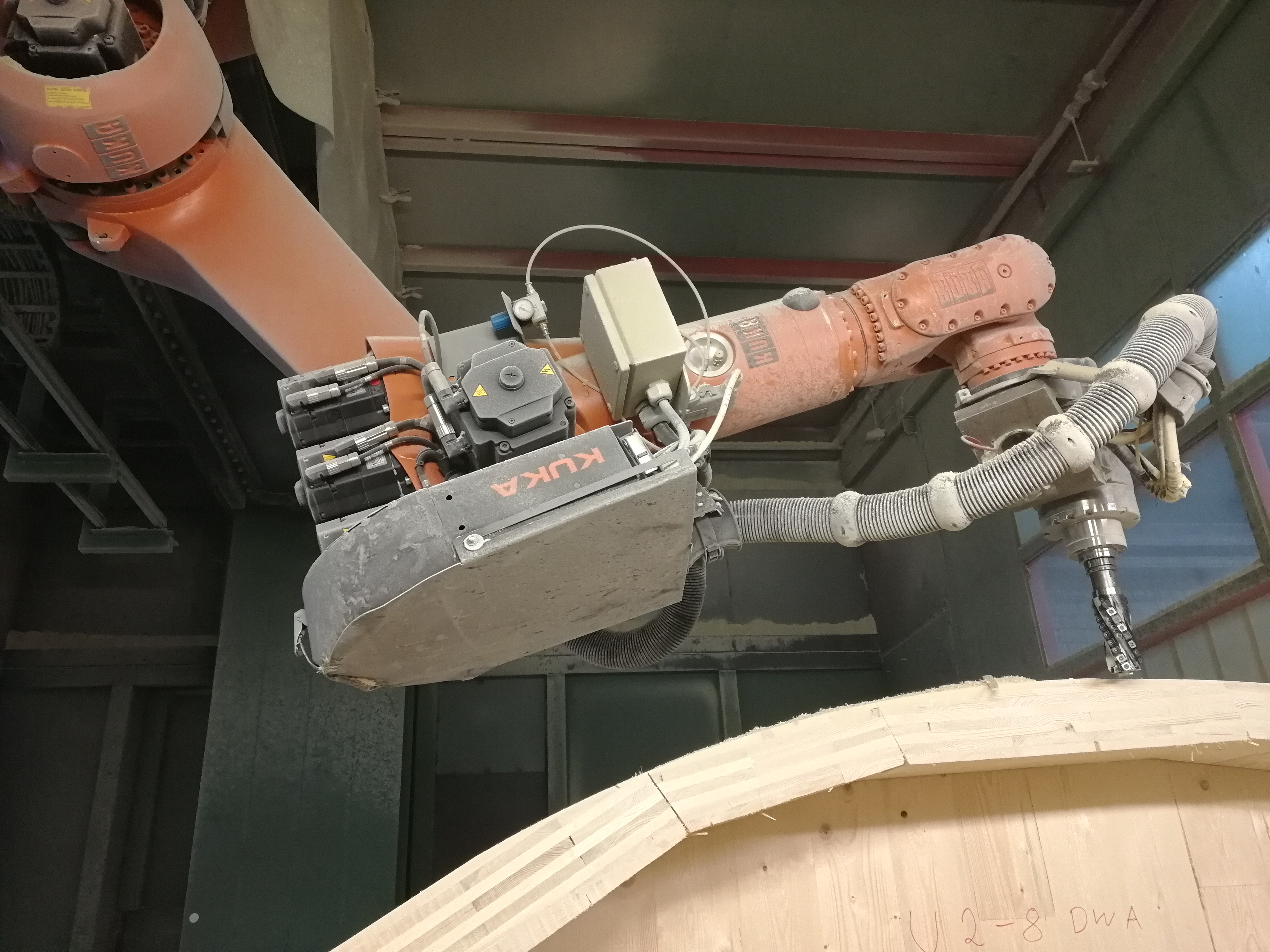 Foto von einem Industrieroboter.           