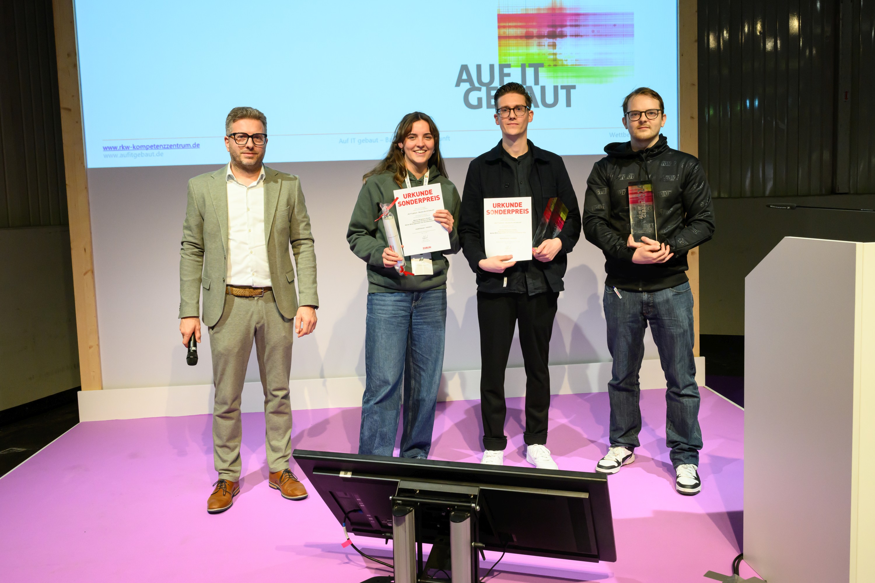 Foto von vier Personen auf einer Bühne. 