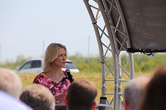 Foto von einer weiblichen Person auf einer Bühne