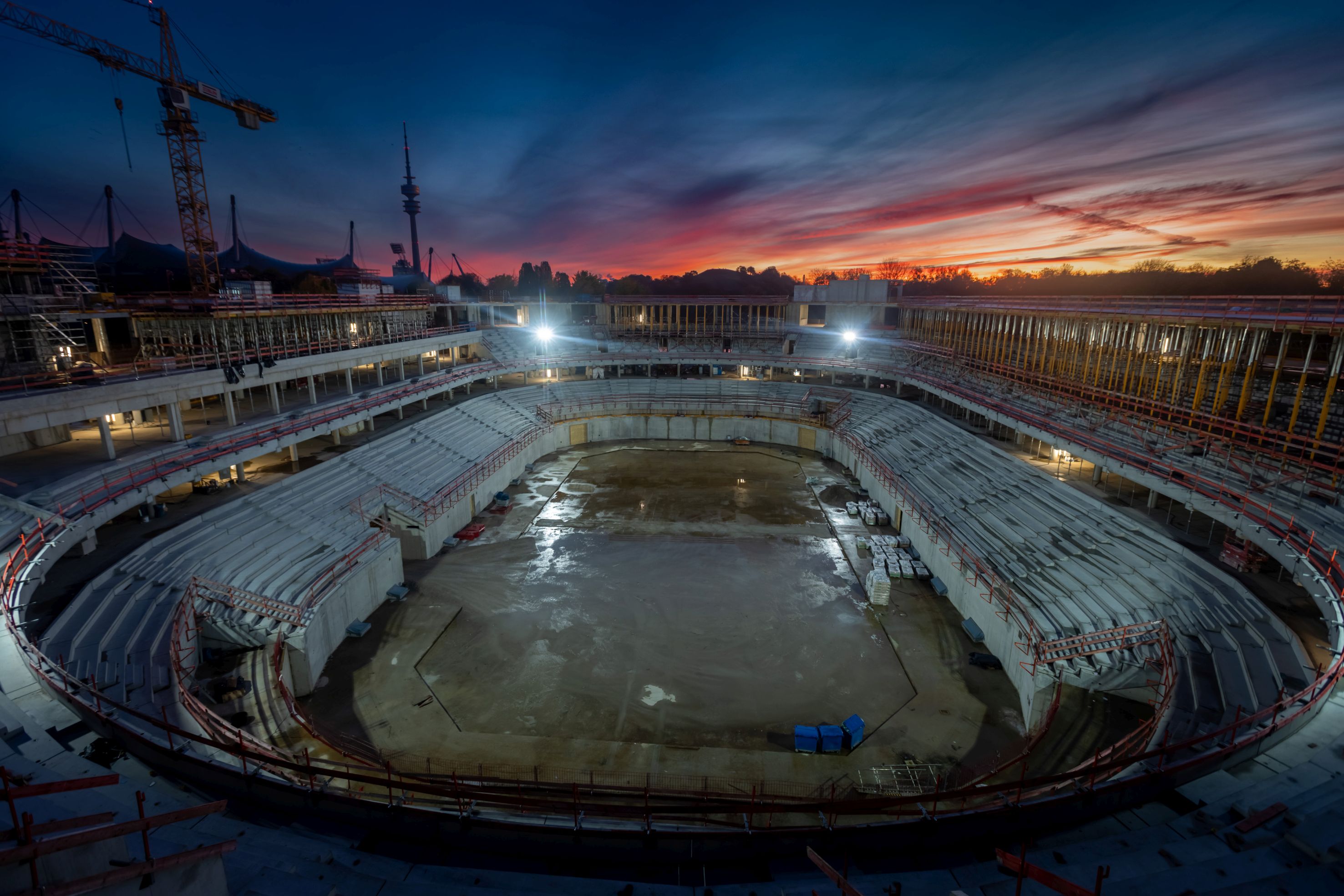 Luftaufnahme von der Baustelle der multifunktionalen Sportarena SAP Garden im Münchener Olympiapark, bei Sonnenaufgang. 