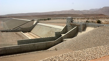 Foto von einem Hochwasserschutzdamm 