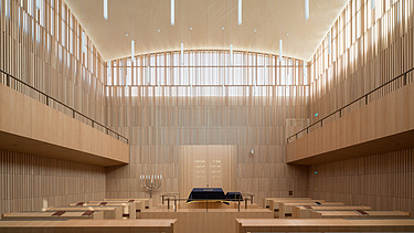 Foto von einer Synagoge von innen.  