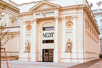 Foto von der neun Wiener Staatsoper von außen. 