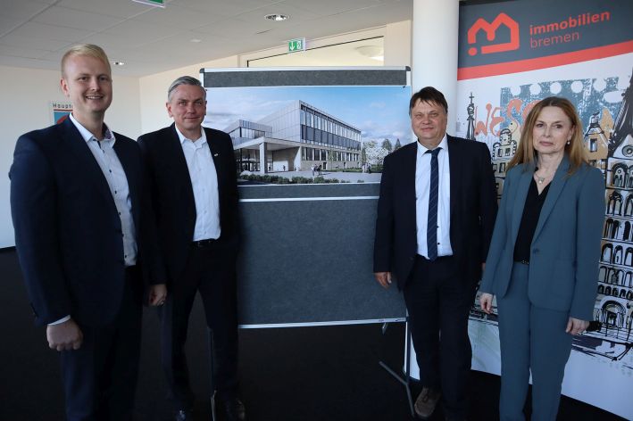 Foto von vier Personen die freundlich schauen. 