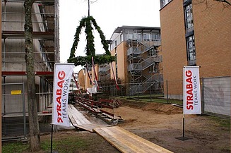 Foto von der Richtfestkrone auf der Baustelle des Jobcenter in Karlsruhe. 