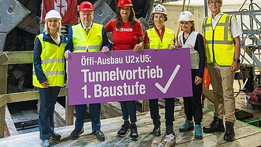 Gruppenfoto vor einer Tunnelvortriebsmaschine beim U2xU5-Ausbau in Wien