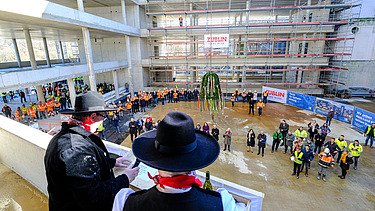 Foto von der Rede zum Richtfest des neuen Hauptgebäudes der Universität Bielefeld.