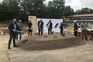 Foto vom Symbolischer Spatenstich.