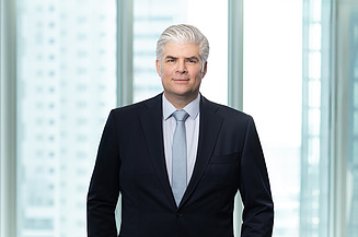 Zu sehen ist Dipl. Ing. Stefan Kratochwill, Vorstandsvorsitzender der STRABAG