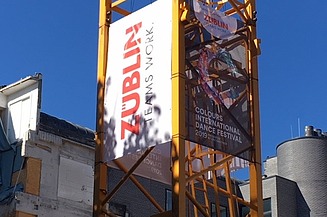 Foto von einem Kran mit ZÜBLIN Banner.  