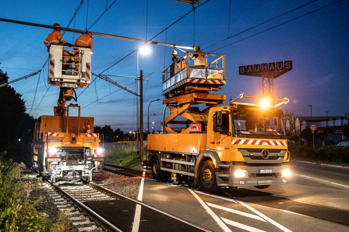 Foto von zwei Fahrzeugen für die Anhebung von Oberleitung