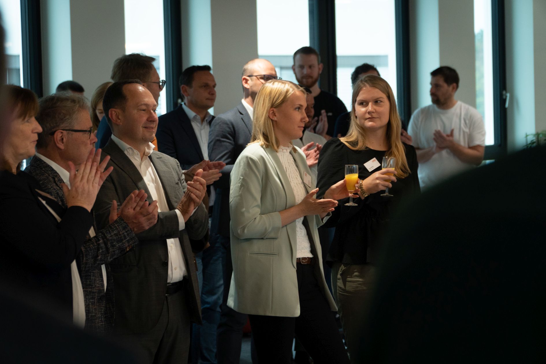 Foto von mehreren Personen die in die Hände klatschen.  