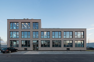 Foto vom L-Förmigen Erweiterungsbau des ZÜBLIN Konzernhaus in Neu-Ulm.