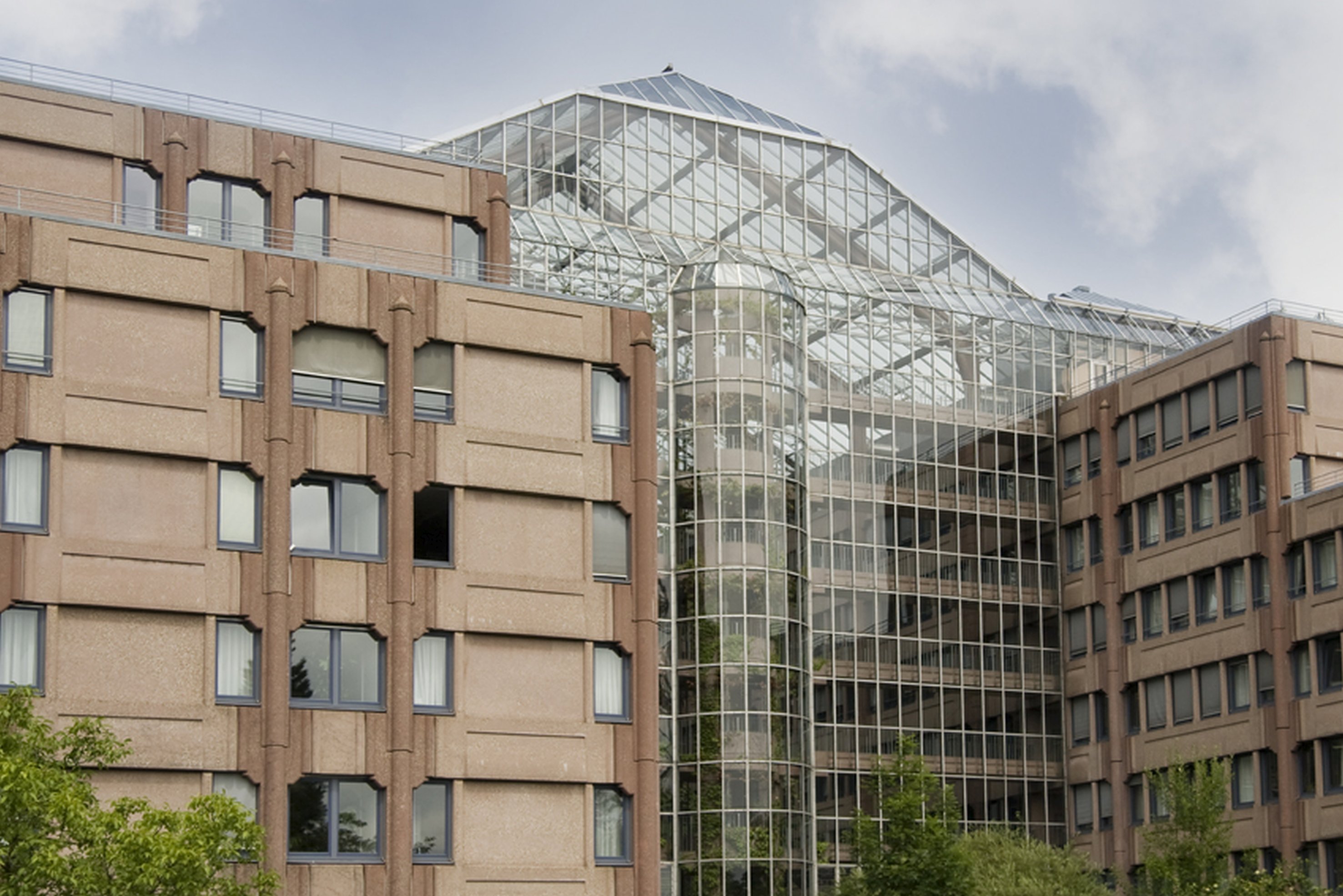 Foto von einem Haus mit einer großen Glasfront. 