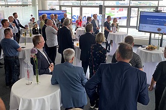 Foto von der Eröffnungsfeier zum neuen Standort in Kiel.  
